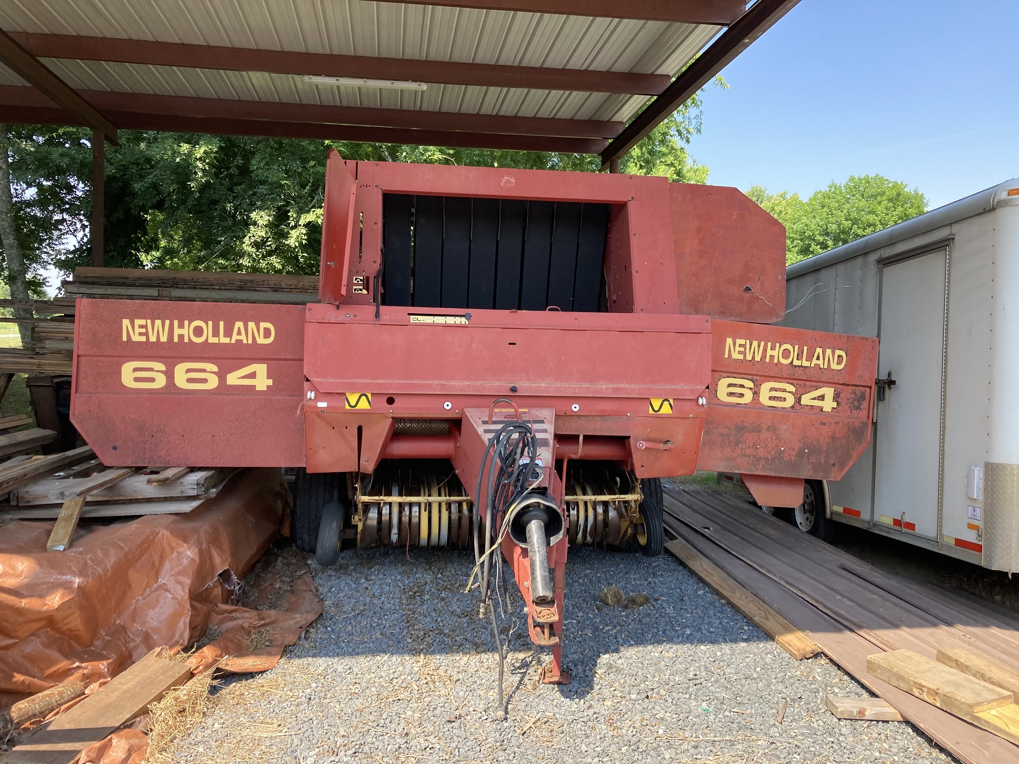 NH 664 Round Baler, 8-Wheel Rake