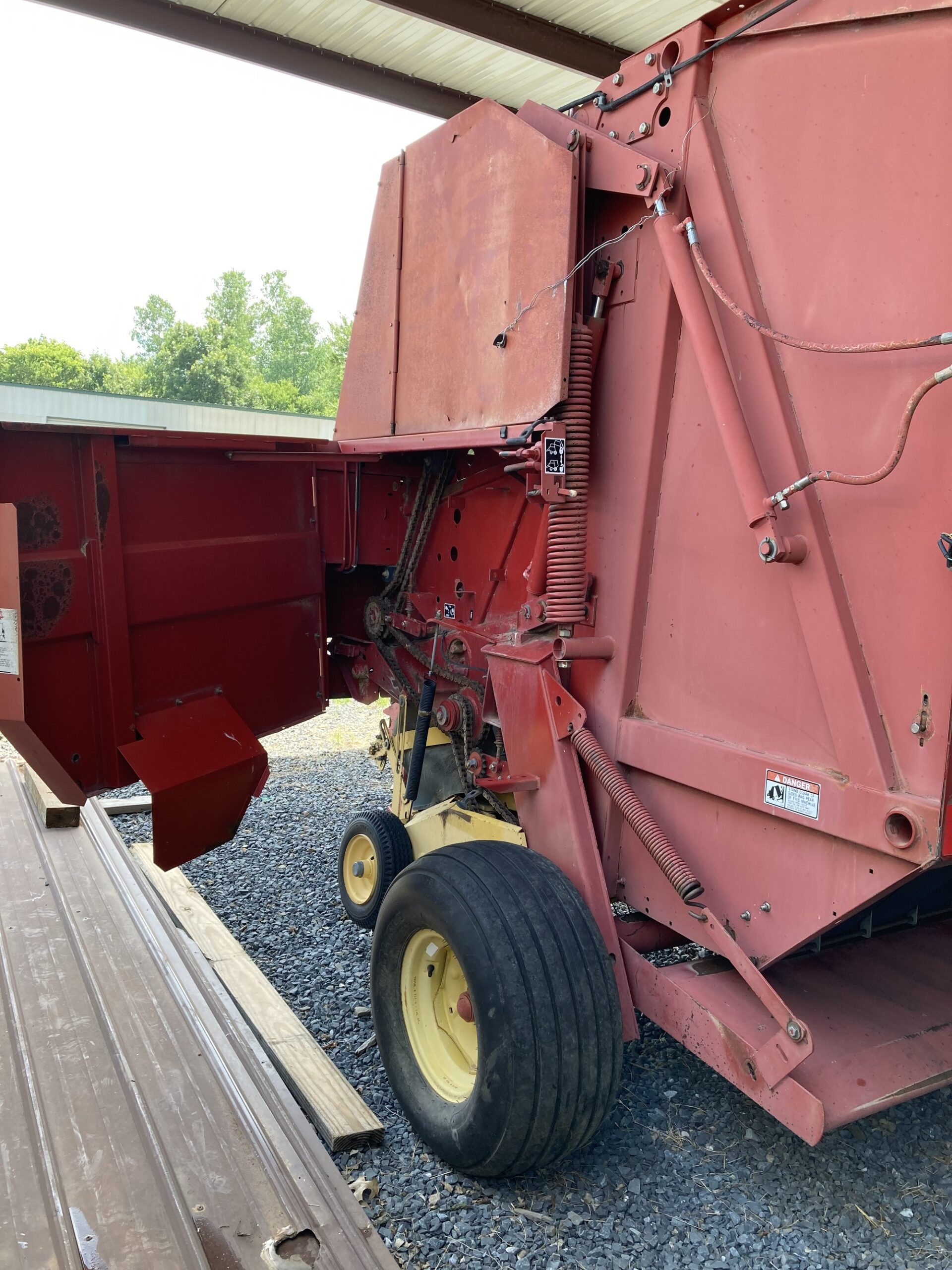 NH 664 Round Baler, 8-Wheel Rake