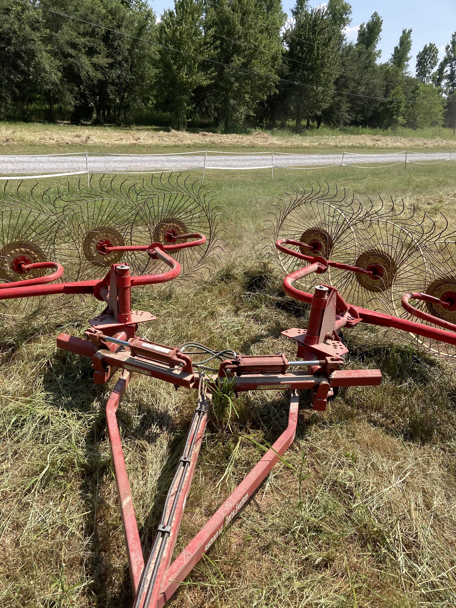 NH 664 Round Baler, 8-Wheel Rake