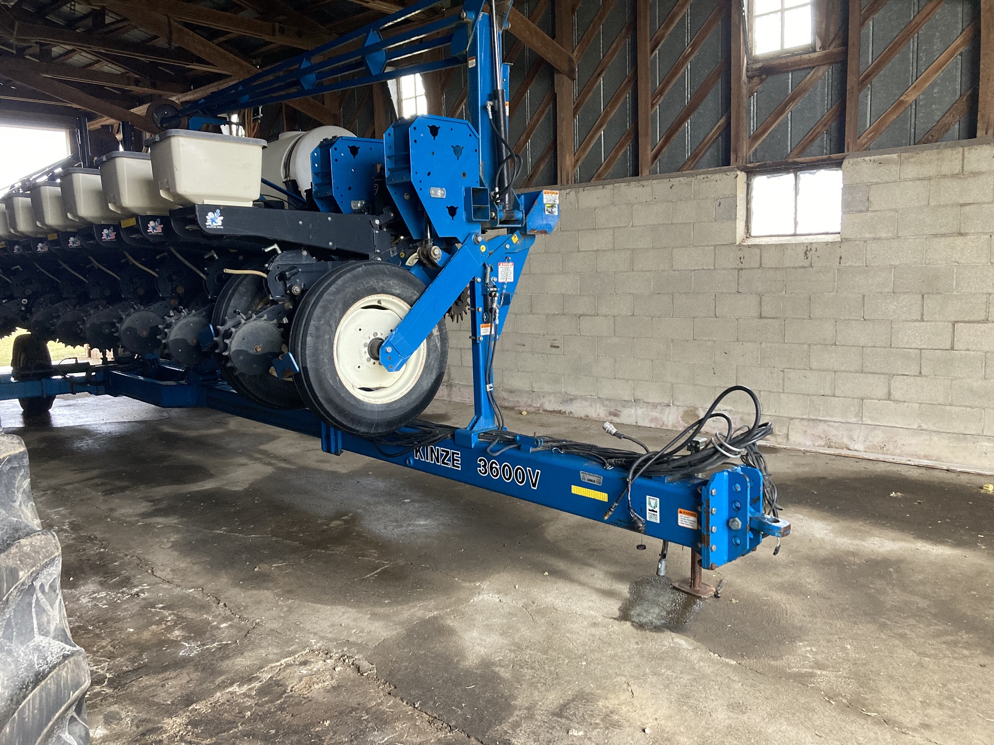 Kinze 3600V 16R-30″ Planter