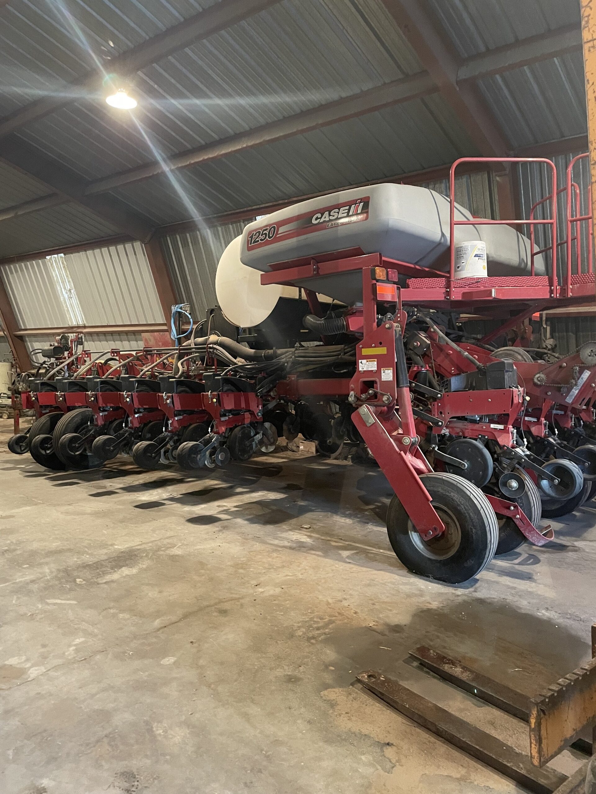 C-IH 1250 16R-30″ Planter