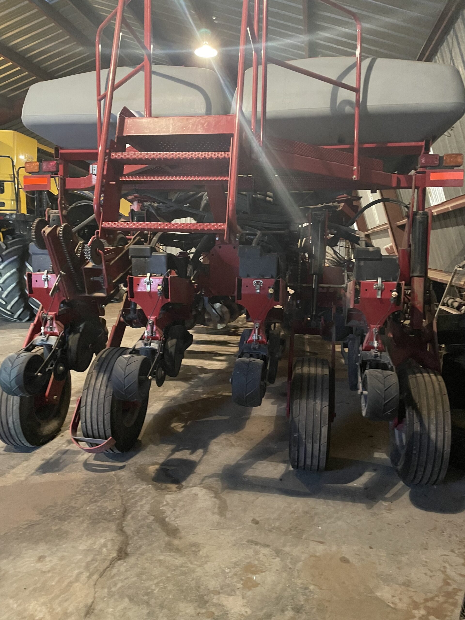 C-IH 1250 16R-30″ Planter