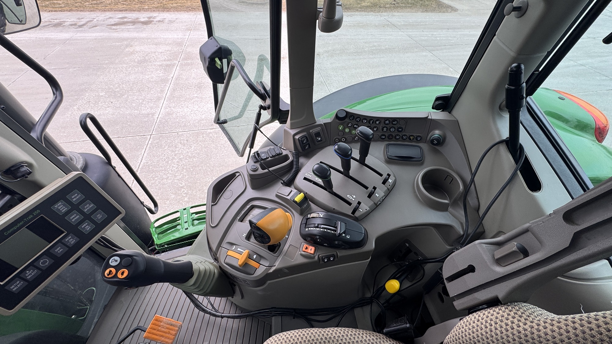 JD 6195 M Tractor